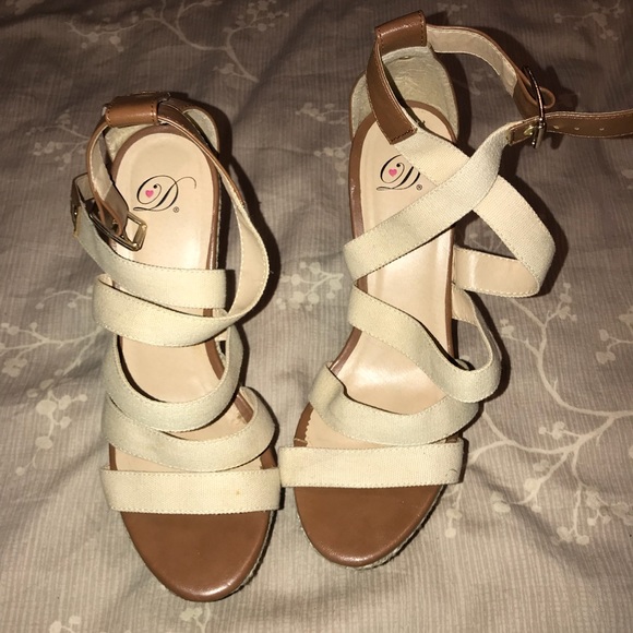 Cream Wedges - Picture 1 of 3